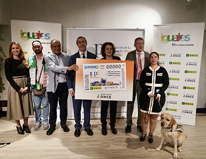 Foto de familia de la presentaciónn del cupón dedicado a los 120 años de la Asociación de la Prensa de Málaga