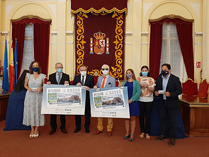 Foto de familia de la presentación del cupón dedicado a los 25 años del Estatuto de Melilla