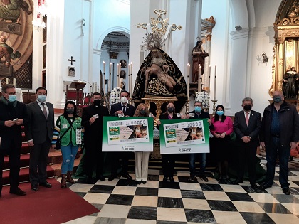 Foto de familia de la presentación del cupón dedicado al I Centenario de Nuestra Señora de las Angustias Coronada de Vélez-Málaga