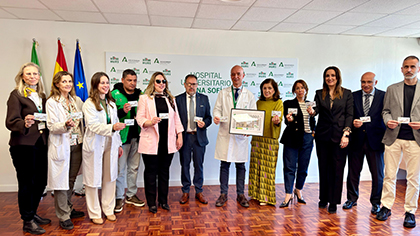 Foto de familia de la presentación del cupón dedicado a los 50 años del Hospital Reina Sofía, de Córdoba