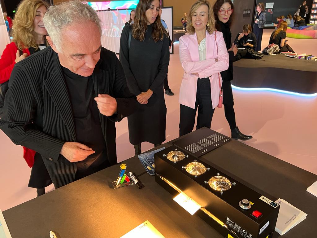 Ferrán Adrià viendo el horno fúser