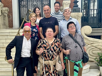 Responsables de ONCE Innova y del área de Sistemas de la ONCE junto al matrimonio creador de la idea