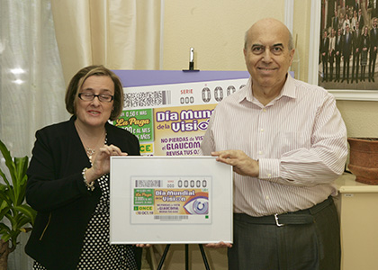 Imelda Fernández y Joaquín Vazquez, con una lámina enmarcada del cupón dedicado al Día Mundial de la Visión