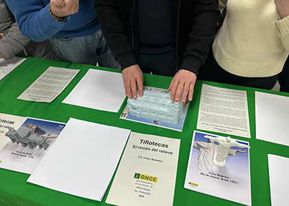 Una persona toca una de las figuras en 3D, en la experiencia El Rincón del Relieve, en Alicante