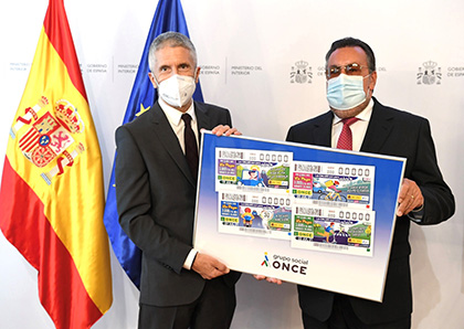 Fernando Grande Marlaska y Miguel Carballeda, con un cartel con las imágenes de los cupones