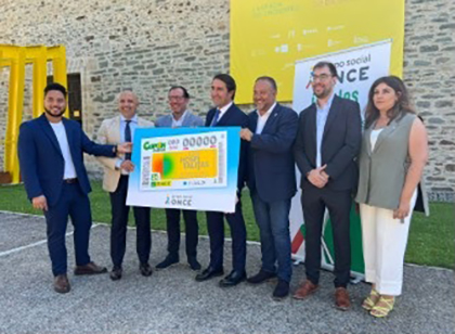 Foto de familia de la presentación del cupón dedicado a ‘Hospitalitas’, la exposición de Las Edades del Hombre