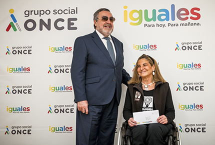 Miguel Carballeda y Teresa Silva posan tras presentar el cupón