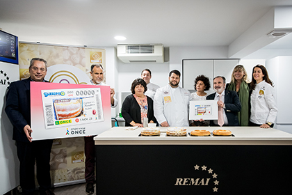 Foto de familia de la presentación del cupón dedicado a la Corona de la Almudena