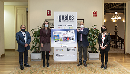 Foto de familia de la presentación del cupón dedicado a la Fundación contra la Hipertensión Pulmonar