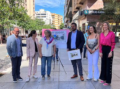 Foto de familia de la presentación del cupón dedicado a la calle San Pedro de Alcántara, de Cáceres
