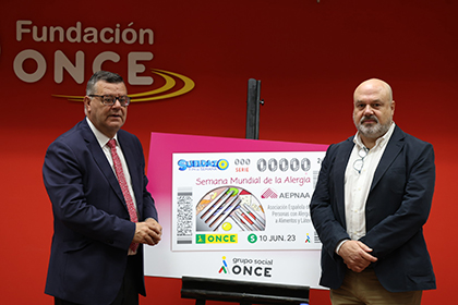 José Luis Martínez Donoso y Ángel Sánchez, con una copia del cupón dedicado a la Semana Mundial de la Alergia