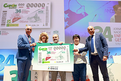Jesús Sanz Villorejo, Mª Andión Goñi Olangua, Luis Natalio Royo, Teresa Rodrígez y Eusebio Azorín, con una copia gigante de este cupón