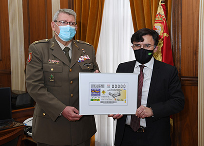 El teniente general Guillermo Manuel Fernández Sáez y Alberto Durán con una lámina enmarcada del cupón