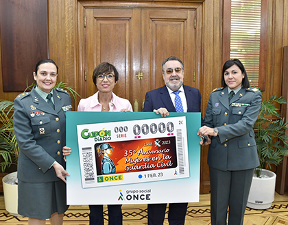 María Gámez y Miguel Carballeda, en el centro de la imagen, junto a dos mujeres miembros de la Guardia Civil, con una copia del cupón