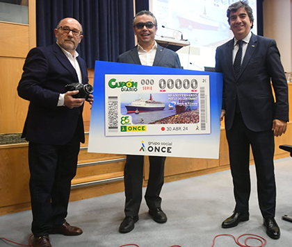 Xosé Castro, Manuel Martínez Pan y Martín Fernández Prado, con una imagen gigante del cupón