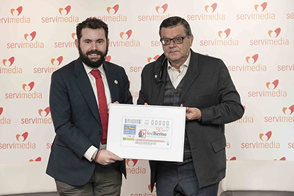 Daniel-Aníbal García Diego y José Luis Martínez Donoso, con una copia enmarcada del cupón