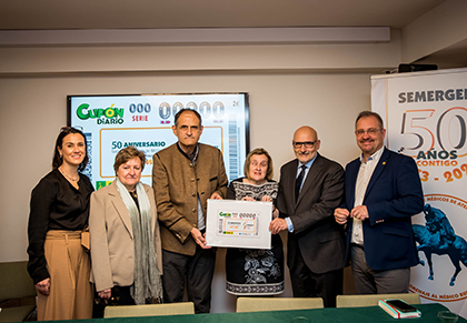 Foto de familia de la presentación del cupón dedicado al 50 aniversario de la Sociedad Española de Médicos de Atención Primaria SEMERGEN