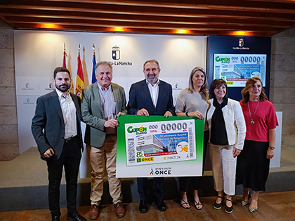 Foto de familia de la presentación del cupón dedicado al 50 aniversario del Hospital Nacional de Parapléjicos de Toledo
