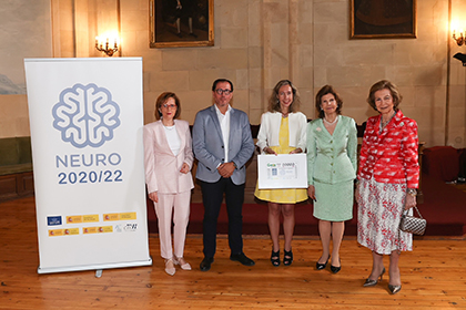 Rosa M Rubio, Ismael Pérez, Patricia Sanz, Su Majestad la Reina Doña Sofía y SM la Reina Silvia de Suecia, durante la presentación del cupón