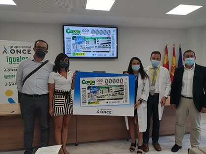 Foto de familia de la presentación del cupón de la ONCE dedicado al Complejo Asistencial Universitario de Salamanca