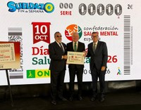 Miguel Carballeda, acompañado por José Luis Martínez Donoso, entrega una lámina del cupón a Nel Anxelu González Zapico