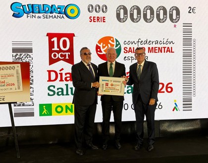 Miguel Carballeda, acompañado por José Luis Martínez Donoso, entrega una lámina del cupón a Nel Anxelu González Zapico