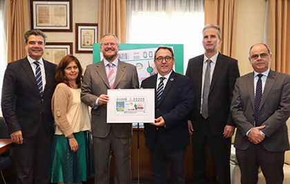 Foto de familia con todos los participantes en el acto de presentación del cupón dedicado a La Tapa