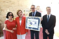 Cristóbal Martínez e Isabel Viruet muestran a S.M. la Reina Sofía una lámina enmarcada con este cupón
