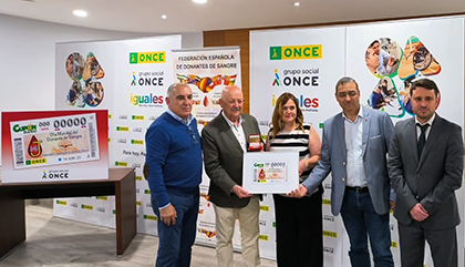 Foto de familia de la presentación del cupón dedicado al Día Mundial del Donante de Sangre