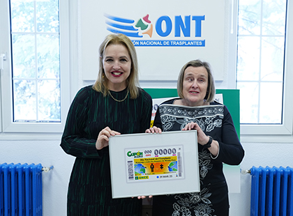 Beatriz Domínguez-Gil e Imelda Fernández, con una lámina enmarcada con el cupón dedicado al Día Nacional del Trasplante