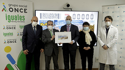 Foto de familia de la presentación del cupón dedicado al Hospital Universitario Fundación Jiménez Díaz