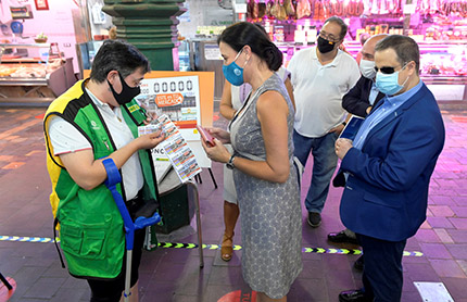 Alcaldesa de Santander comprando un cupón del Mercado