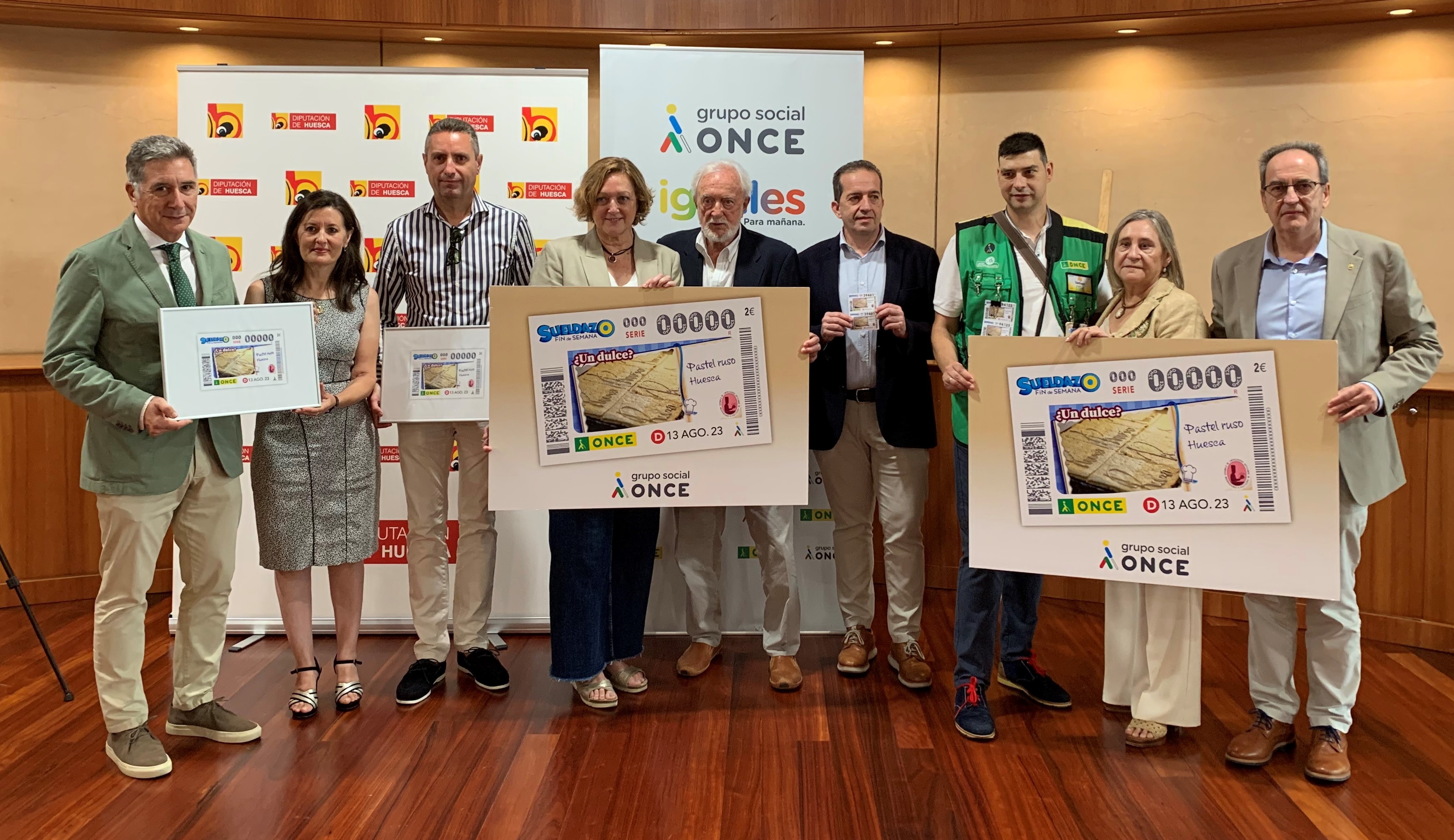 Foto familia presentación del cupón dedicado al Paster Ruso de Huesca