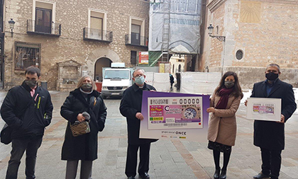 Foto de familia de la presentación del cupón dedicado al reloj de la torre de la Catedral de Teruel