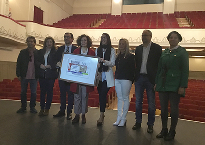 Foto de familia de la presentación del cupón dedicado al Teatro Bergidum de Ponferrada