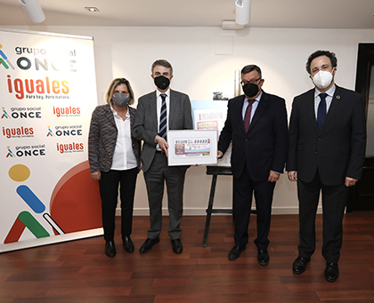 Foto de familia de la presentación del Cuponazo dedicado al Día Mundial de Concienciación sobre el Autismo