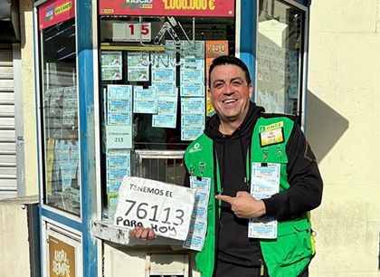 Manuel Landi, vendedor de la ONCE en Cádiz, sostiene un cartel con el número del Sueldazo