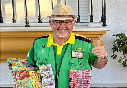 José Antonio Domínguez posa con sus productos de juego de la ONCE