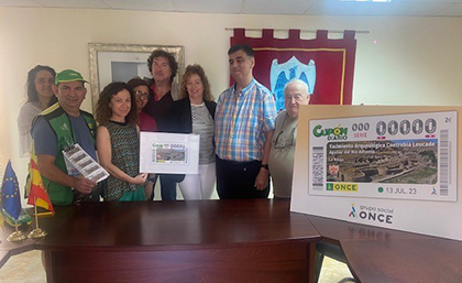 Foto de familia de la presentación del cupòn dedicado al Yacimiento Arqueológico Contrebia Leucade