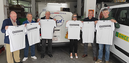 Miembros de la ONCE y del Banco de Alimentos de Pontevedra posan con algunas de las camisetas