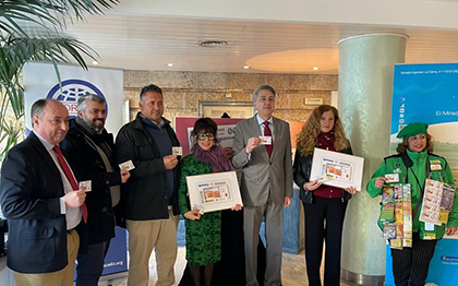 FOTO DE FAMILIA DE LA PRESENTACIÓN DEL CUPON DEDICADO AL PAN DE CADIZ