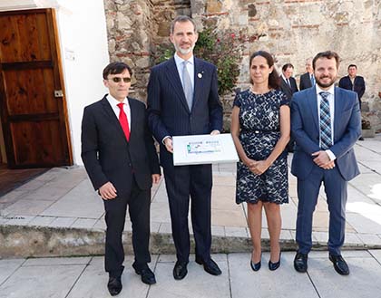 Alberto Durán, Su Majestad el Rey Felipe VI, Ana Peláez y Javier Güemes, con una copia enmarcada del cupón de la ONCE dedicado a la Cumbre Iberoamericana