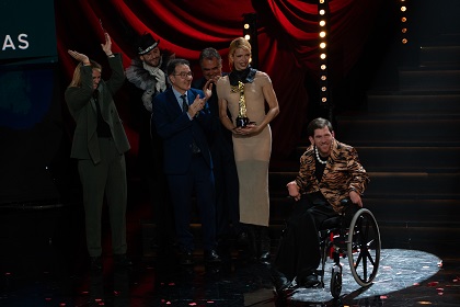Andrés Ramos entrega el Premio Talía a Telmo Irureta