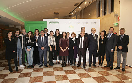 Foto de familia de los premiados y las autoridades de los Premios Solidarios ONCE Cantabria 2018