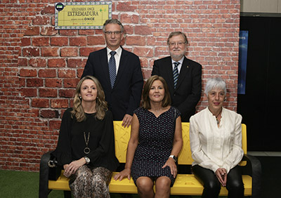 Foto de familia de los Premiados con los Solidarios ONCE Extremadura 2019