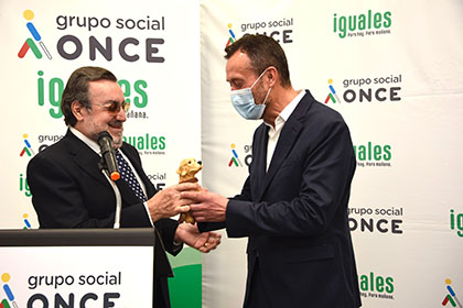Miguel Carballeda entrega a Carlos González una pequeña escultura de un perro guía
