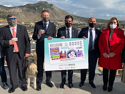 Foto de familia tras la presentación del cupón