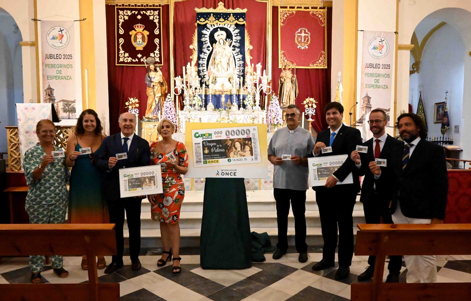 Foto de familia de la presentación del cupón de la Virgen de la Palma