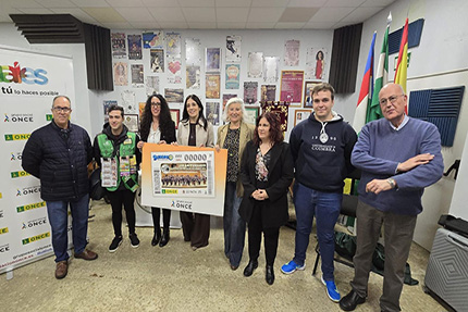 Foto de familia tras la presentación del cupón 