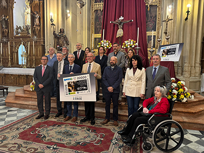 Foto de familia de la presentación del cupón dedicado al 350 aniversario del Cristo de Santiago, Patrono de Utrera